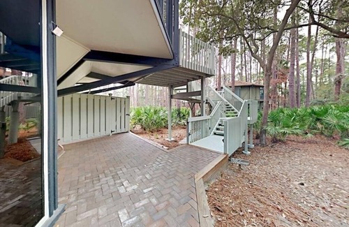 Sea Pines House | Stunning Sea Pines Treetop Oasis Deck & Grill with short walk to Harbourtown