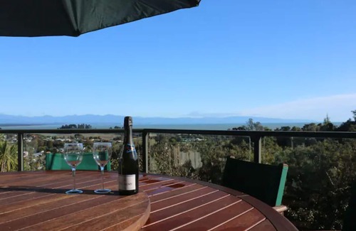 Tahunanui House | Stunning sea views in sunny Tahuna Hills Nelson