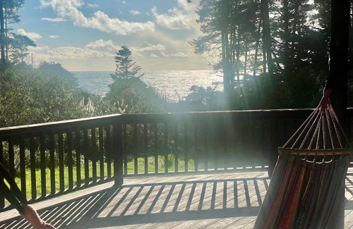 Little River House | Stunning Sea Views, Hot Tub, Sauna, King Bed, Private and Sunny.