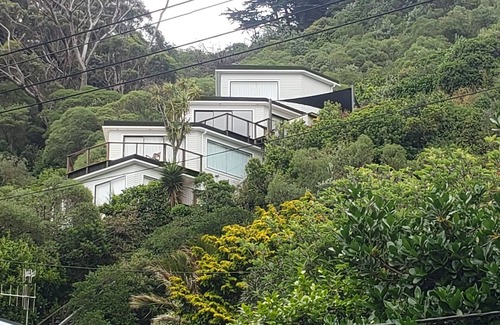 Seatoun House | Stunning self-contained hillside retreat with unsurpassed harbour views