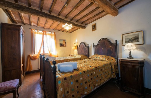 Le Tolfe Villa | Stunning Siena villa with 4 bedrooms only 3 km to the city. Pool and Wi-Fi