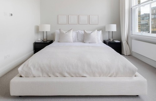 Brompton & Hans Town Apartment | Stunning single-level Knightsbridge - Cadogan Square flat w/lift & garden access