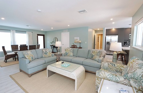 Caloosahatchee House | Stunning southern exposure Gulf-access canal home with a bright, airy feel - Shore Beats Work