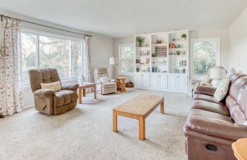 Boring House | Stunning & spacious home on 20 acres with Mt. Hood Views