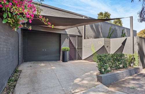 Walkerville House | STUNNING SPACIOUS MODERN HOME -EVERY ROOM HAS A GARDEN VIEW!n