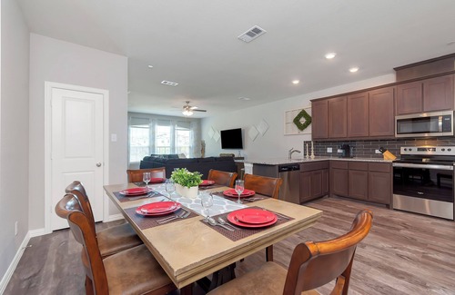 Denton House | Stunning Townhome Retreat in Denton, TX - Your Perfect Getaway!