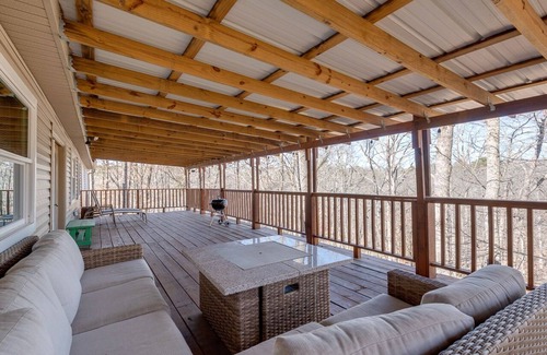 Laurens County House | Stunning Tranquil River Lodge and 2 Cozy Cabins