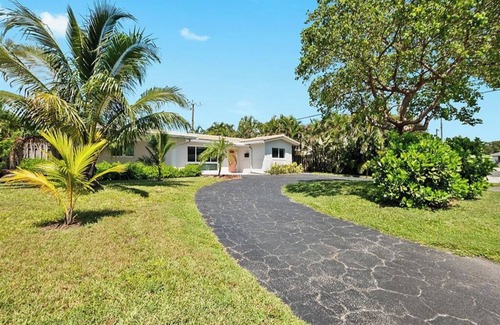 Imperial Point House | Stunning Tropical 4BR Oasis with Pool & Tiki Hut