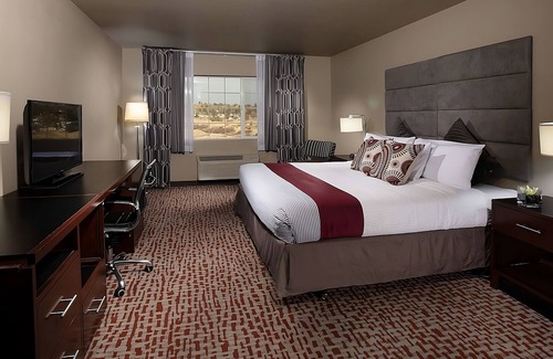 Pullman Hotel | Stunning View of Pullman! Spacious Room w/Free Breakfast, Free Parking, Pool