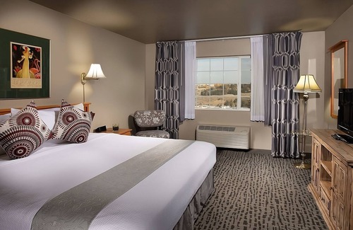 Pullman Hotel | Stunning View of Pullman! Spacious Room w/Free Breakfast, Free Parking, Pool