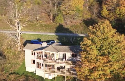 Old Timberline House | STUNNING VIEW on top of Timberline, Walks to DollySod, Lake Access, Hot Tub COZY