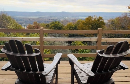 Old Timberline House | STUNNING VIEW on top of Timberline, Walks to DollySod, Lake Access, Hot Tub COZY