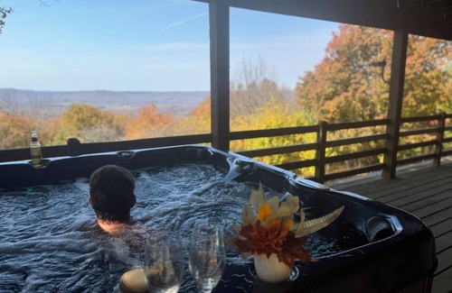 Old Timberline House | STUNNING VIEW on top of Timberline, Walks to DollySod, Lake Access, Hot Tub COZY