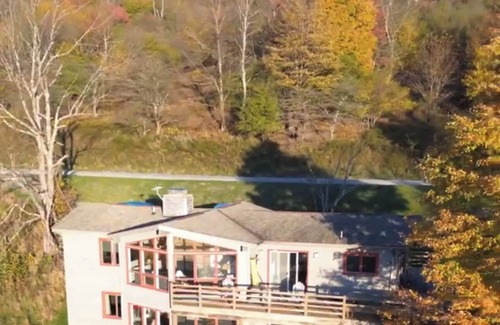 Old Timberline House | STUNNING VIEW on top of Timberline, Walks to DollySod, Lake Access, Hot Tub COZY