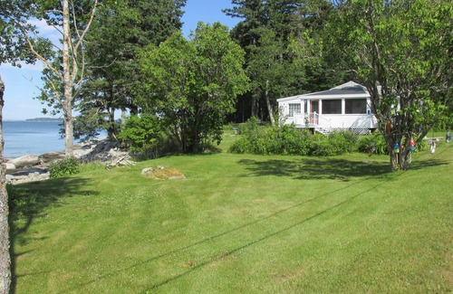 Spruce Head Cottage | Stunning Views on Ocean's Edge. Pebble beach, sunbathing, firepit and grill.