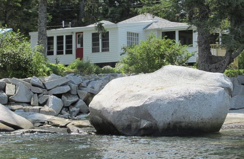 Spruce Head Cottage | Stunning Views on Ocean's Edge. Pebble beach, sunbathing, firepit and grill.
