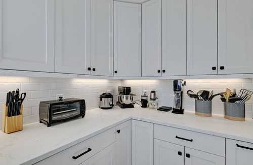 Apache Shores Villa | Stunning View Villa for families - with a Pool, Basketball court & playground