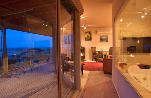 Arthurs Seat Apartment | Stunning Views at the Skyview Penthouse or cosy romantic Eagle Nest