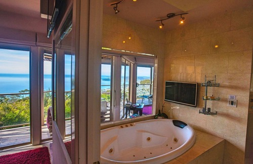 Arthurs Seat Apartment | Stunning Views at the Skyview Penthouse or cosy romantic Eagle Nest