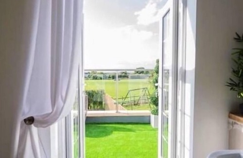 Hoole Cottage | Stunning Views, Hot Tub, 5 minutes to Chester