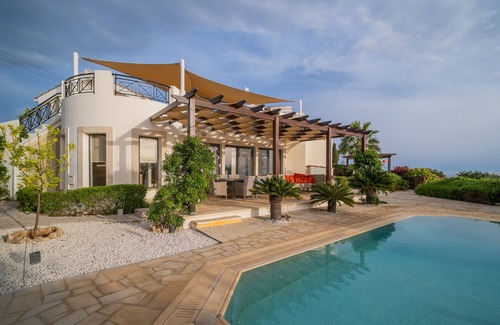 Kouklia Villa | Stunning views in villa w/hot tub, pool, garden