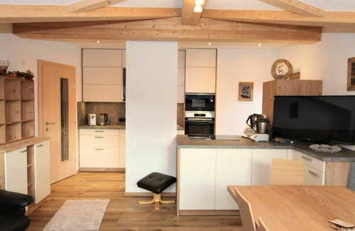 Zellberg Villa | Stunning villa for 6 guests with WIFI, TV, balcony and parking