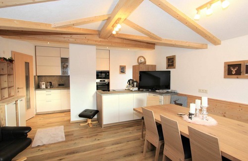 Zellberg Villa | Stunning villa for 6 guests with WIFI, TV, balcony and parking