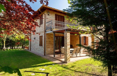 Balatonoszod House | Stunning villa for 9 guests with A/C, WIFI, TV, terrace, pets allowed and parking