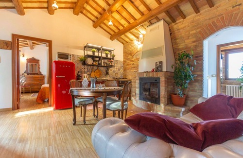 Collecorvino Villa | Stunning villa for 6 guests with WIFI, A/C and terrace