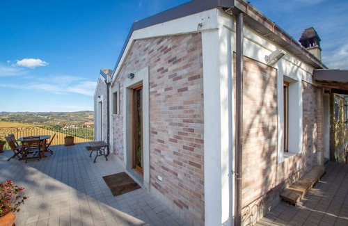 Collecorvino Villa | Stunning villa for 6 guests with WIFI, A/C and terrace