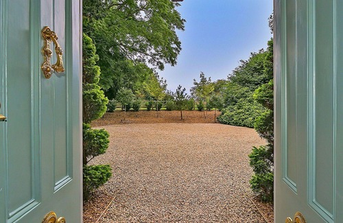 Yardley Gobion House | Stunning villa for 17 people with hot tub, WIFI, terrace, pets allowed and parking