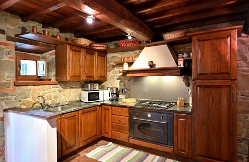 Loro Ciuffenna Villa | Stunning villa for 12 guests with WIFI, private pool, TV, patio, pets allowed and panoramic view