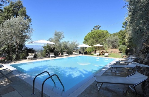 Loro Ciuffenna Villa | Stunning villa for 12 guests with WIFI, private pool, TV, patio, pets allowed and panoramic view