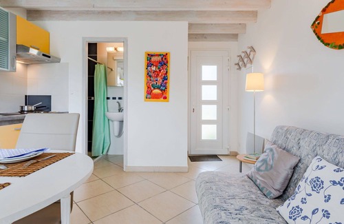 Surville House | Stunning villa for 2 guests with TV and terrace