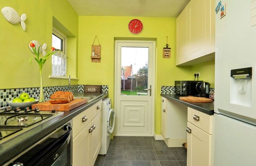 Kinmel Bay House | Stunning villa for 4 guests with WIFI, pets allowed and parking
