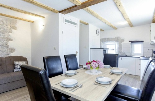 Sveta Jelena House | Stunning villa for 6 guests with WIFI, A/C, TV, terrace, pets allowed and parking