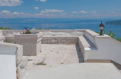 Sveta Jelena House | Stunning villa for 6 guests with WIFI, A/C, TV, terrace, pets allowed and parking