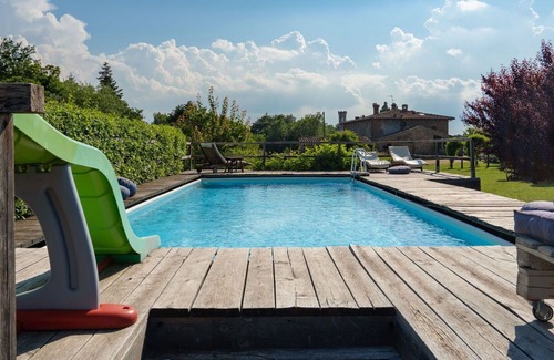 Twist Villa | Stunning villa for 6 people with WIFI, private pool, TV, patio, pets allowed and parking