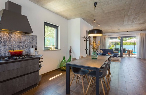 Vrznaveri House | Stunning villa for 6 people with private pool, A/C, WIFI, TV, terrace and pets allowed