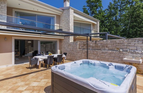 Pelegrin House | Stunning villa for 6 people with WIFI, private pool, A/C, TV, terrace and pets allowed