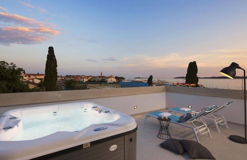 Fazana Villa | Stunning villa for 7 guests with hot tub, WIFI, A/C, TV and terrace
