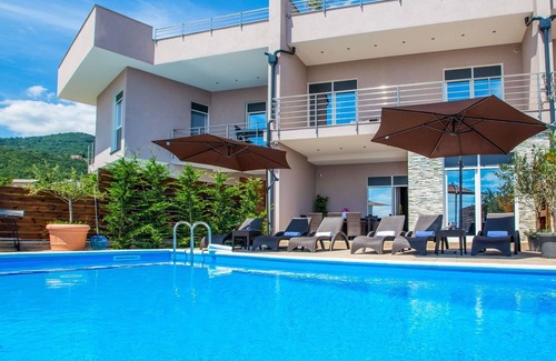 Mihotici House | Stunning villa for 8 guests with private pool, WIFI, A/C, TV, terrace and parking