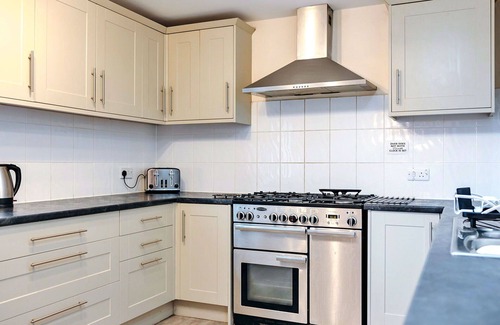 Craven Arms House | Stunning villa for 8 people with WIFI, pool and terrace