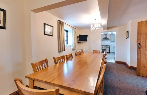 Craven Arms House | Stunning villa for 8 people with WIFI, pool and terrace