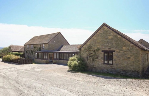 Craven Arms House | Stunning villa for 8 people with WIFI, pool and terrace