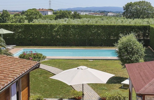 Crespina House | Stunning villa for 8 people with WIFI, hot tub, A/C, pool, TV, patio and parking