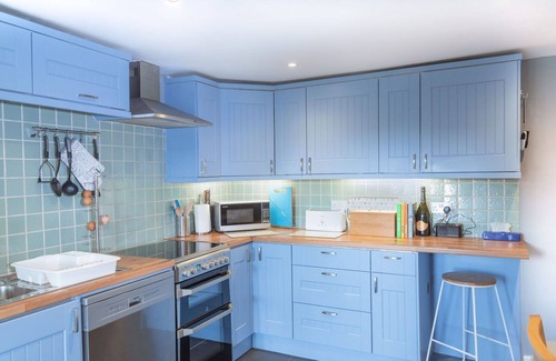 Stoke Rivers House | Stunning villa for 5 guests with WIFI, TV and pets allowed
