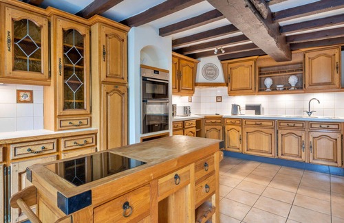 Bridgnorth House | Stunning villa for 8 guests with WIFI, hot tub, terrace and pets allowed