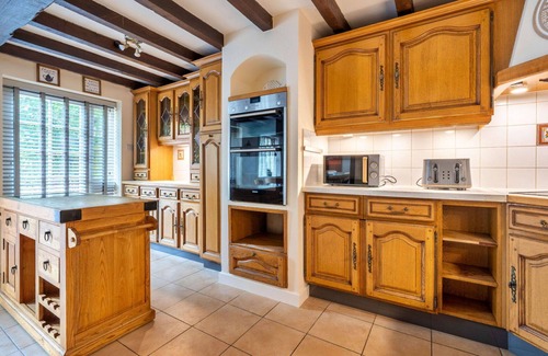 Bridgnorth House | Stunning villa for 8 guests with WIFI, hot tub, terrace and pets allowed