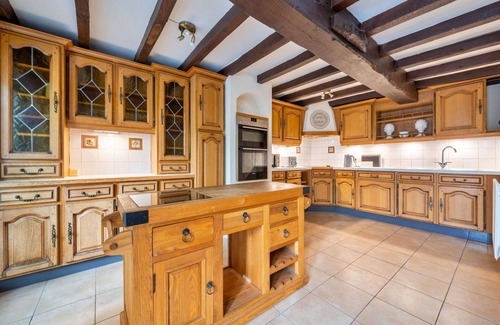 Bridgnorth House | Stunning villa for 8 guests with WIFI, hot tub, terrace and pets allowed